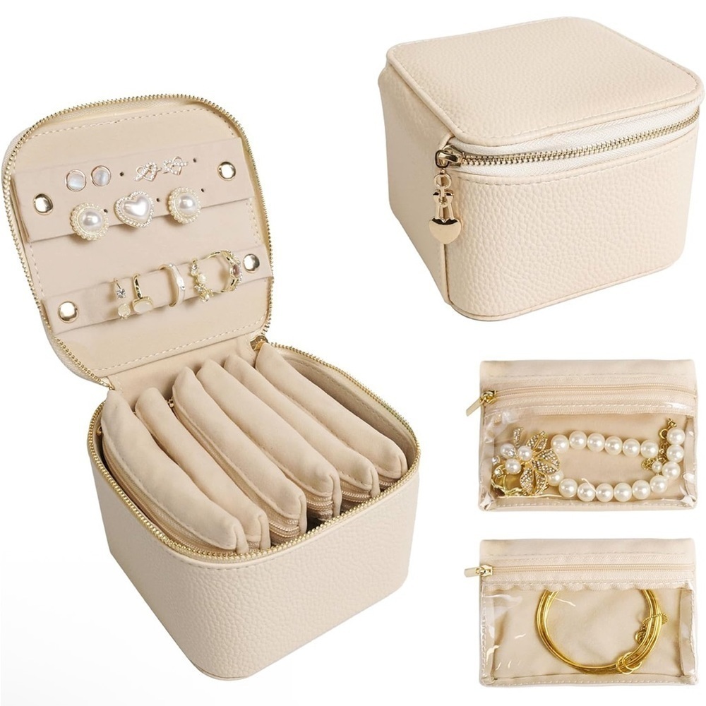 Cream Jewelry Travel Case
0427